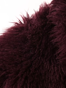 Detaillierte Makroansicht der weichen Kunstfell-Textur einer luxuriösen burgunder Winterjacke