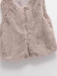 Gilet senza maniche in ecopelliccia marrone chiaro con trama morbida e design frontale aperto