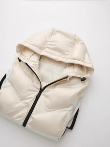 Gilet matelassé à capuche pour femme en blanc crème avec fermeture éclair contrastée