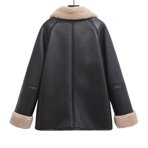 Vue arrière du blouson en similicuir noir avec col et poignets en peau lainée beige