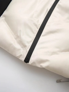 Gilet matelassé à capuche pour femme avec fermeture éclair contrastée noire et coupe slim