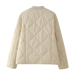 Vue arrière de la veste matelassée crème avec motifs losanges et col montant