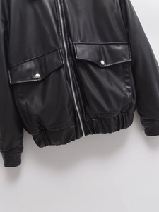 Giacca corta da donna in similpelle nera con colletto a revers e doppie tasche grandi