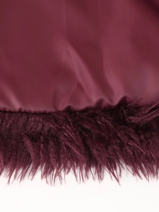 Burgunderrote Kunstpelzjacke mit glattem Satinfutter und dickem Plüsch-Webpelzkragen-Detail
