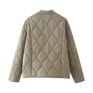 Vue détaillée du dos d'une veste matelassée avec col en tricot côtelé vert olive