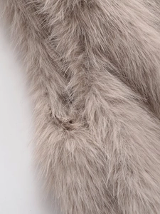 Dettaglio della finta pelliccia color talpa su un gilet senza maniche in morbido peluche