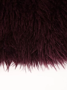 Makroaufnahme der weichen, dunkelvioletten Kunstpelz-Textur einer Winterjacke