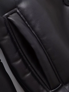 Détail macro des poches et des coutures fines d'une veste noire en similicuir