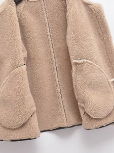Veste en similicuir d'agneau beige pour femme avec texture douce et poches internes