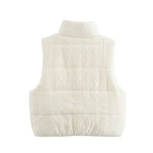 Dettaglio della trama a maglia e trapuntatura sul gilet senza maniche crema
