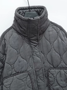 Veste matelassée légère gris foncé avec col montant et motif de surpiqûres vagues