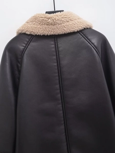 Détail du col en peau de mouton d'hiver et couture arrière du blouson cuir noir