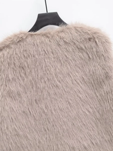 Dettaglio della morbida pelliccia sintetica beige su un gilet invernale senza maniche