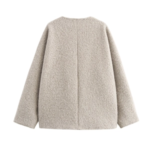 Vista posteriore di un cardigan beige effetto lana con scollo rotondo e texture a grana