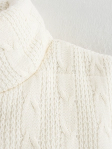 Dettaglio gilet in maglia a collo alto con trama stereoscopica in bianco crema