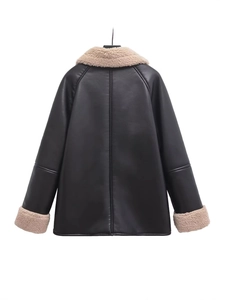 Veste femme en similicuir noir avec bordure en peau lainée beige, vue arrière minimaliste