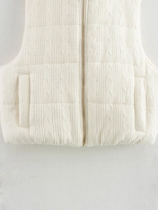 Gilet in maglia a trecce bianco crema da donna con collo alto e cerniera frontale