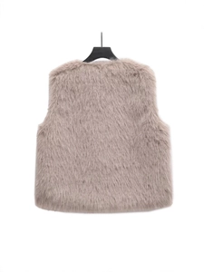 Gilet smanicato in ecopelliccia marrone chiaro con morbida texture per l'inverno