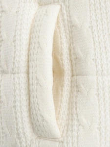 Gilet da donna in maglia a trecce avorio con collo alto e tasca a fessura verticale