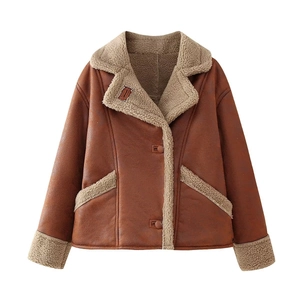 Détail de la veste en daim marron avec doublure en peau de mouton blanche et revers