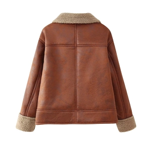 Vue arrière de la veste en similicuir marron avec garniture en peau de mouton synthétique