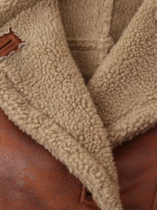 Détail d'une veste en faux daim marron avec doublure et col épais en peau de mouton