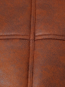Gros plan d'une veste en simili cuir marron avec surpiqûres croisées et texture vintage