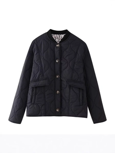 Veste matelassée noire pour femme avec col montant et doublure léopard tendance élégante
