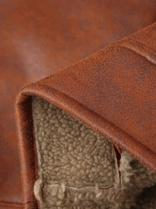 Détail de la veste en similicuir marron avec doublure épaisse en laine de mouton