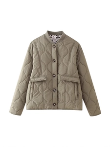 Veste matelassée pour femme en vert olive avec col montant et doublure imprimé léopard