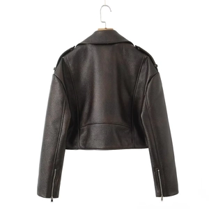 Vue arrière détaillée d'un blouson motard en similicuir avec fermetures éclair argentées