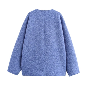 Dettaglio del cardigan oversize blu navy con trama effetto lana e cuciture sulla schiena