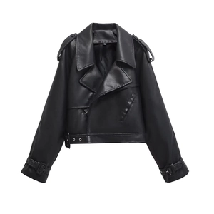 Détail du blouson perfecto noir en similicuir avec col classique, épaulettes et texture cuir