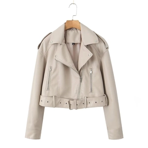 Détails du blouson biker en similicuir beige avec revers, zips et ceinture à la taille