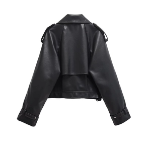 Détail du bavolet arrière et des coutures sur cette veste de motard en similicuir noir