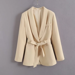 Blazer beige élégant pour femme avec col châle, ceinture à nouer et poches latérales chic
