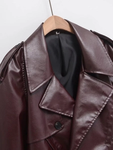 Gros plan sur la veste en similicuir bordeaux avec col à revers et doublure noire