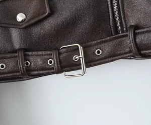 Vue détaillée du blouson en cuir PU marron foncé avec fermeture éclair et boucle de ceinture