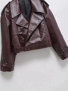 Détails de la veste en cuir PU bordeaux montrant le col revers et les boucles en métal