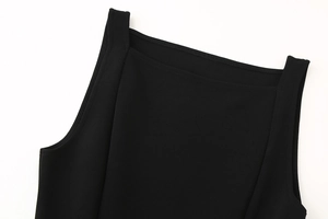 Detailansicht des quadratischen Ausschnitts und der Nähte an einem schwarzen ärmellosen Kleid