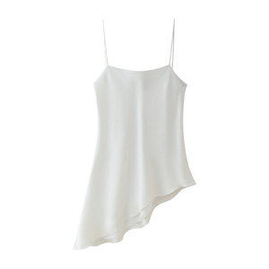 Détails du tissu en satin blanc lisse et de l'ourlet à volants asymétrique du haut