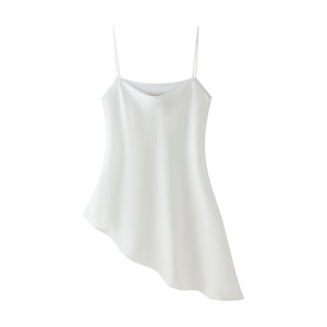 Gros plan d'un caraco en satin de soie blanc avec un ourlet drapé asymétrique moderne