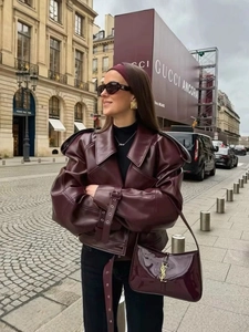 Veste motard femme en similicuir bordeaux avec épaulettes et sac à main assorti