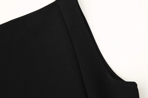 Detailansicht der schwarzen Strickstoffstruktur und der hochwertigen Nähte am Kleid