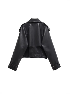 Veste de motard courte en similicuir noir avec col à revers et épaulettes, vue de dos