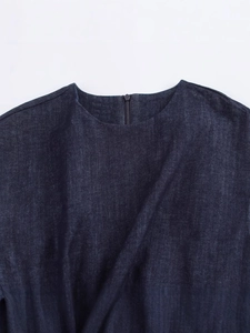 Robe en jean bleu foncé à la mode avec col rond et fermeture éclair au dos