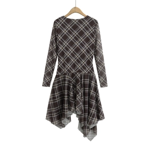 Détail du motif à carreaux classique et de l'ourlet irrégulier de cette robe mini chic