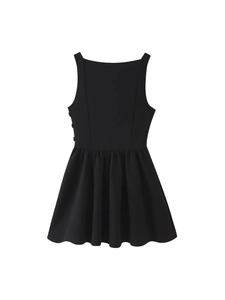 Elegantes schwarzes ärmelloses Minikleid mit Taillenfalten und seitlichen Knöpfen