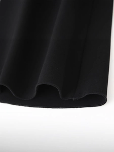 Ärmelloses schwarzes Strickkleid mit hochwertiger Saumnaht und feiner Stoffstruktur