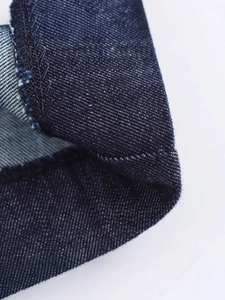 Robe en jean bleu foncé de style occidental avec touches dorées et coutures précises